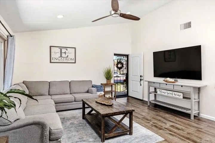 501 Smoketree Glen, Escondido, California 92026