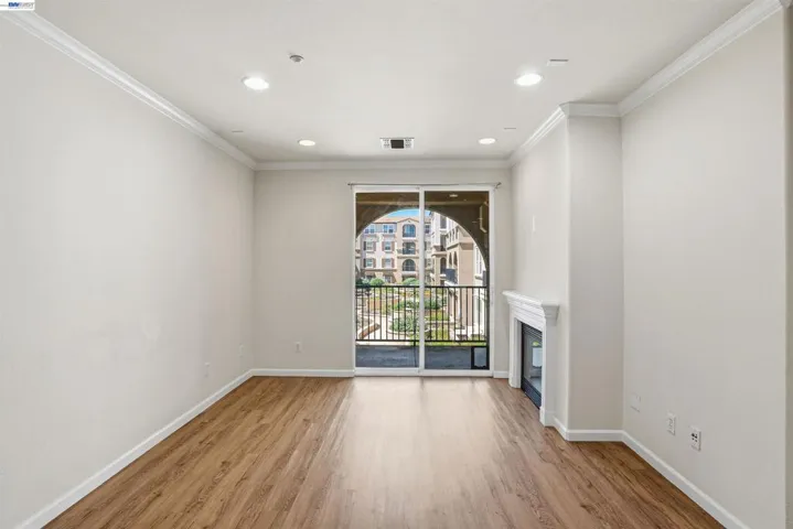 Living room unstaged