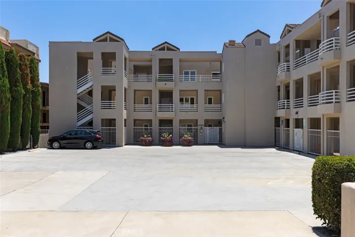2604 E 20th Street 305, Signal Hill, California 90755