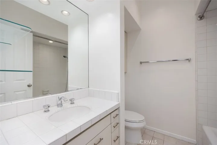 2604 E 20th Street 305, Signal Hill, California 90755