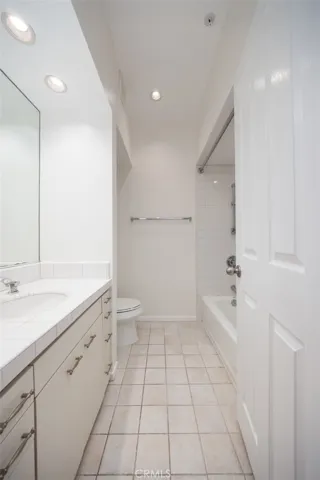 2604 E 20th Street 305, Signal Hill, California 90755
