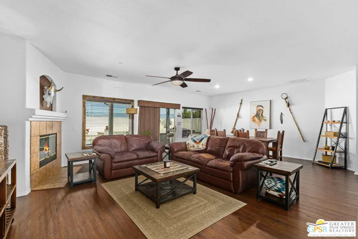 living roomouto