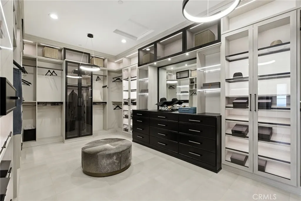 Farlow Walk in Closet