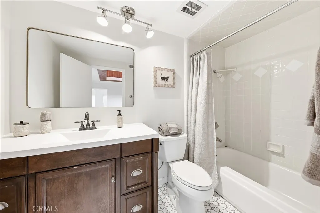 Upstairs full hall bath