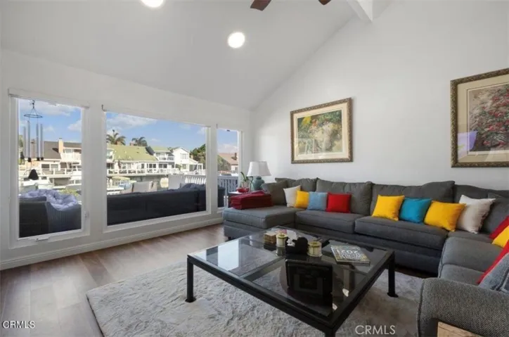 Hi-ceiling Living