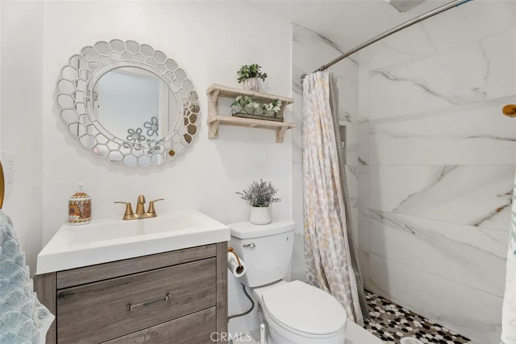 En Suite bathroom w/full walk-in shower