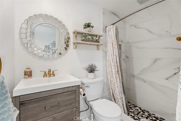 En Suite bathroom w/full walk-in shower