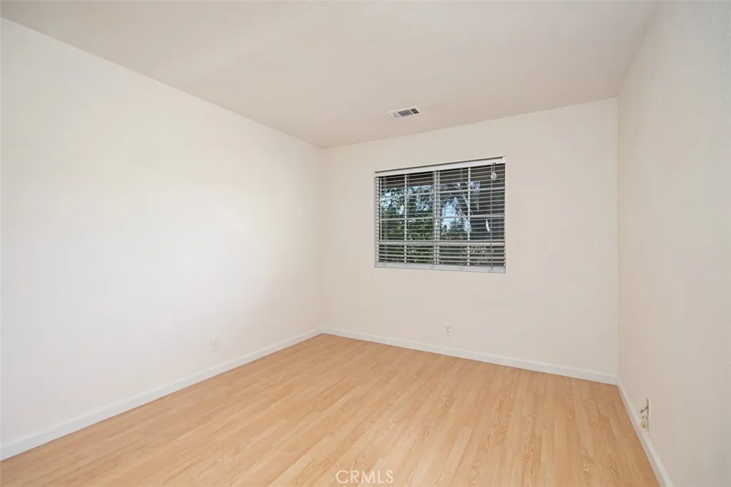 Secondary Bedroom. Laminate Floors.