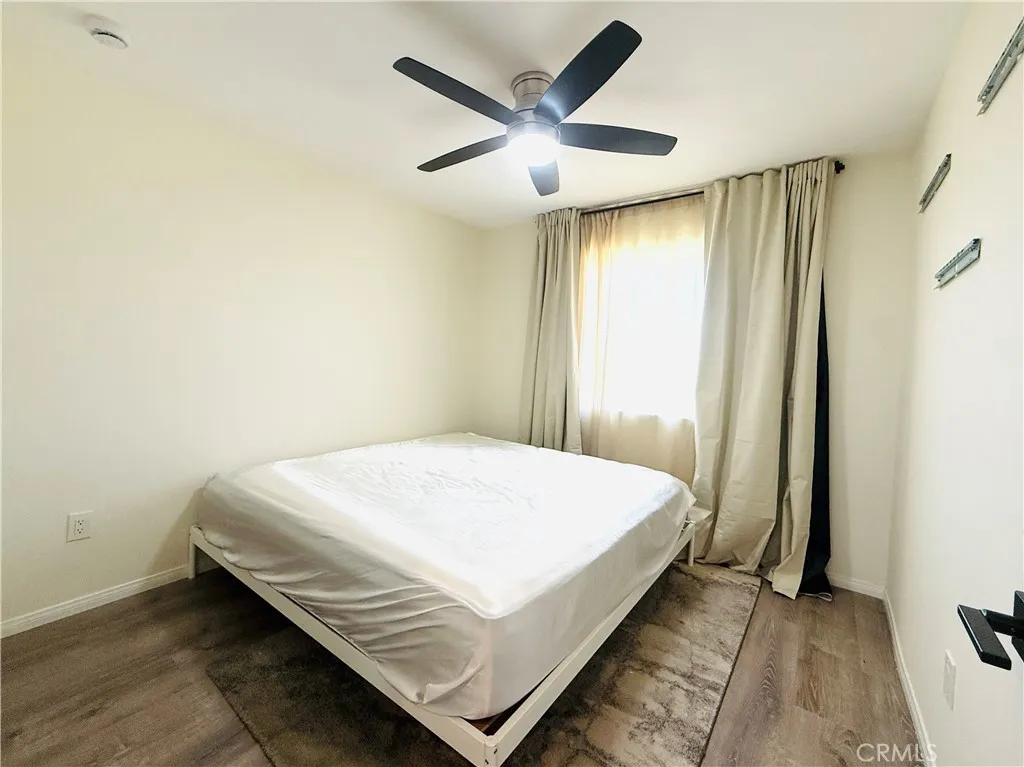Bed 2- Curtains and curtain rod included