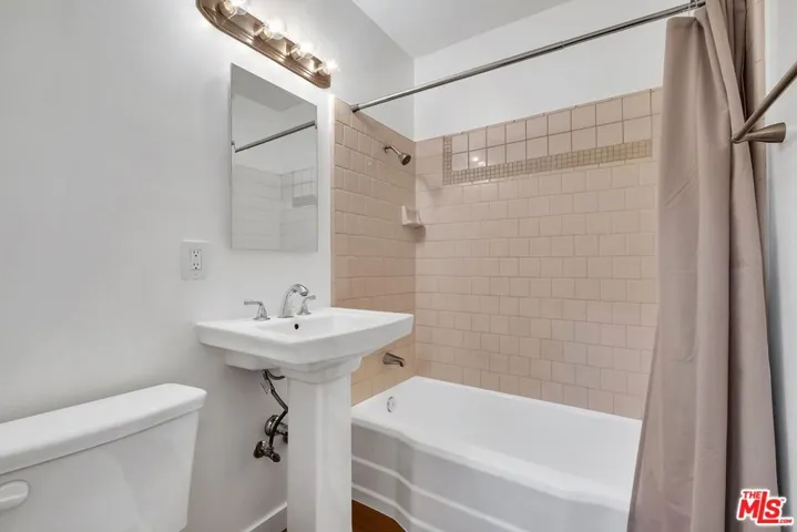 7832 Midfield Avenue, Los Angeles, California 90045