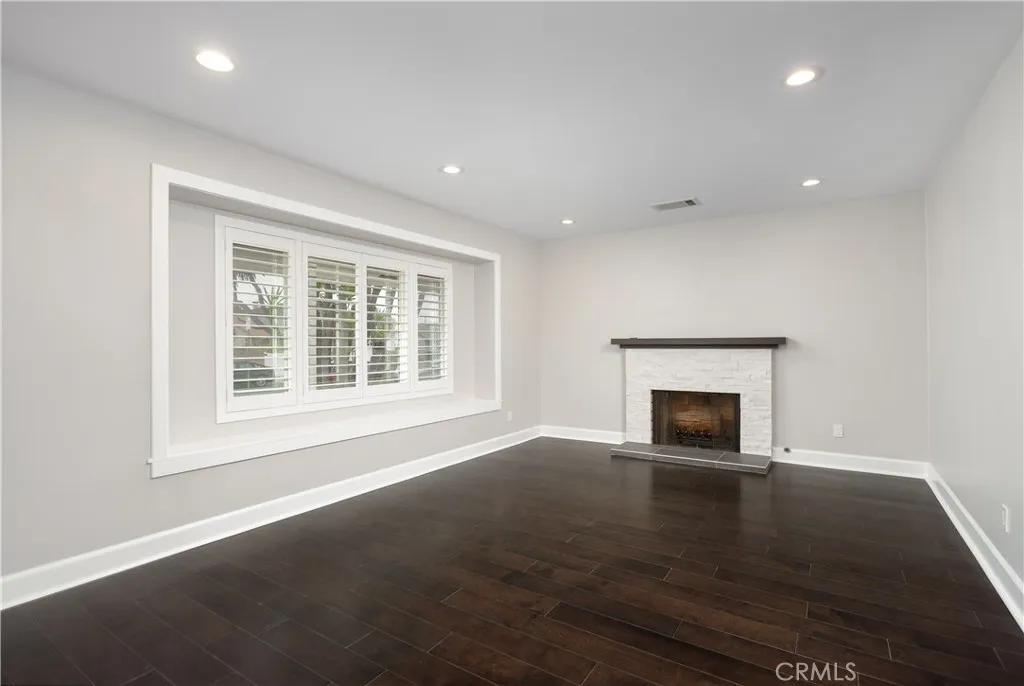 Living Room with fireplace