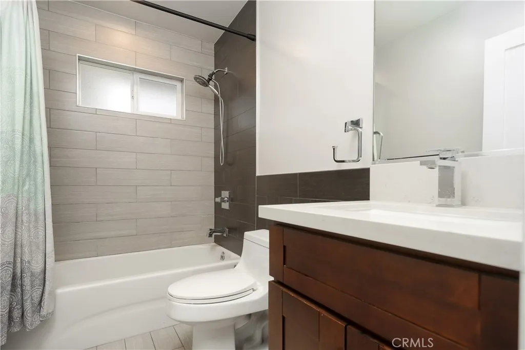 Hall Bathroom (full) adjacent to laundry closet
