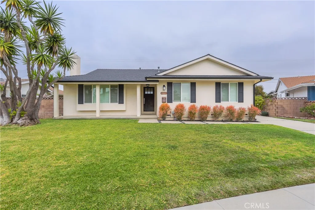 Main Photo with great curb appeal