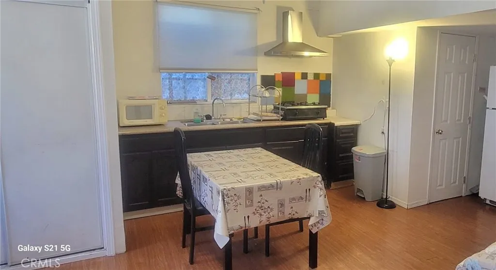 805 E 21st #C, kitchen