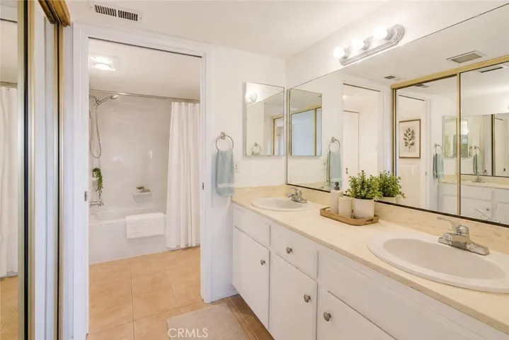 Virtually Staged – Furniture and décor are for illustrative purposes only.