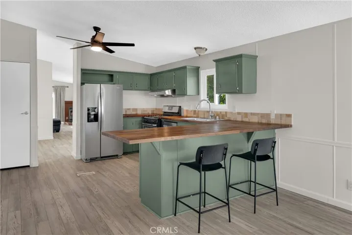 Kitchen with breakfast bar.