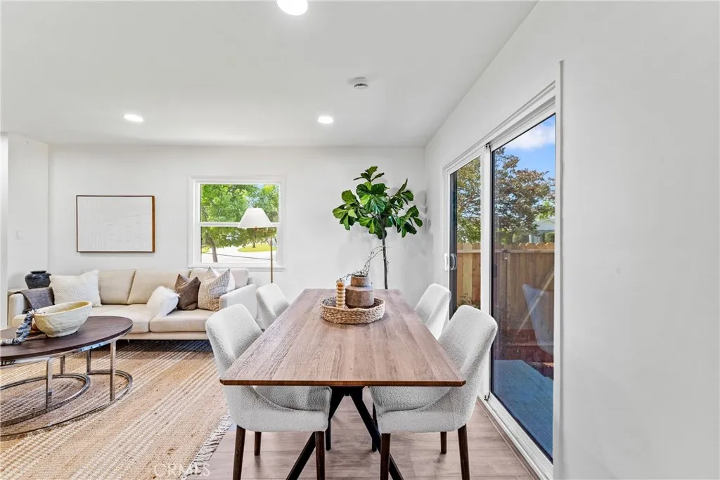 Lovely and Bright Living room with Access to Backyard