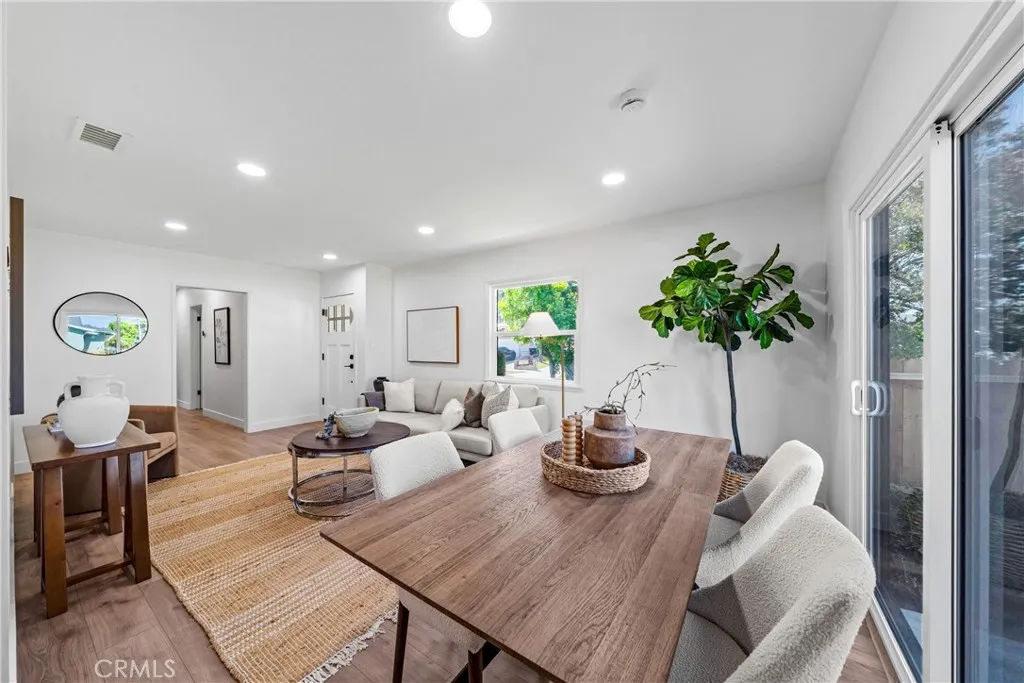 Bright and Cheery
Living Room