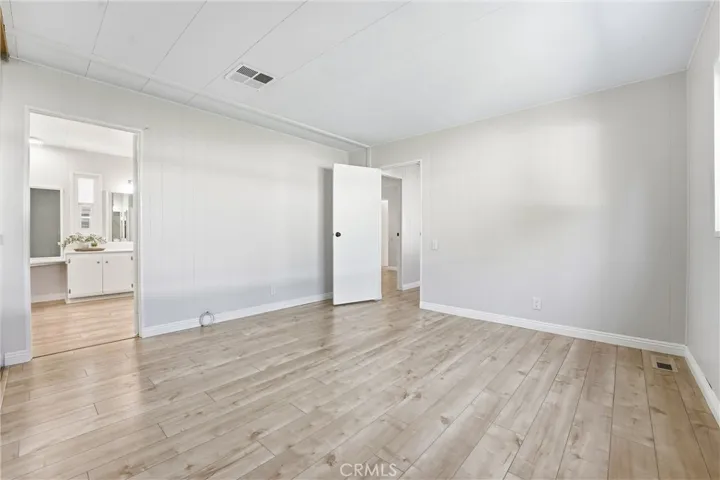 primary bedroom w/ensuite
