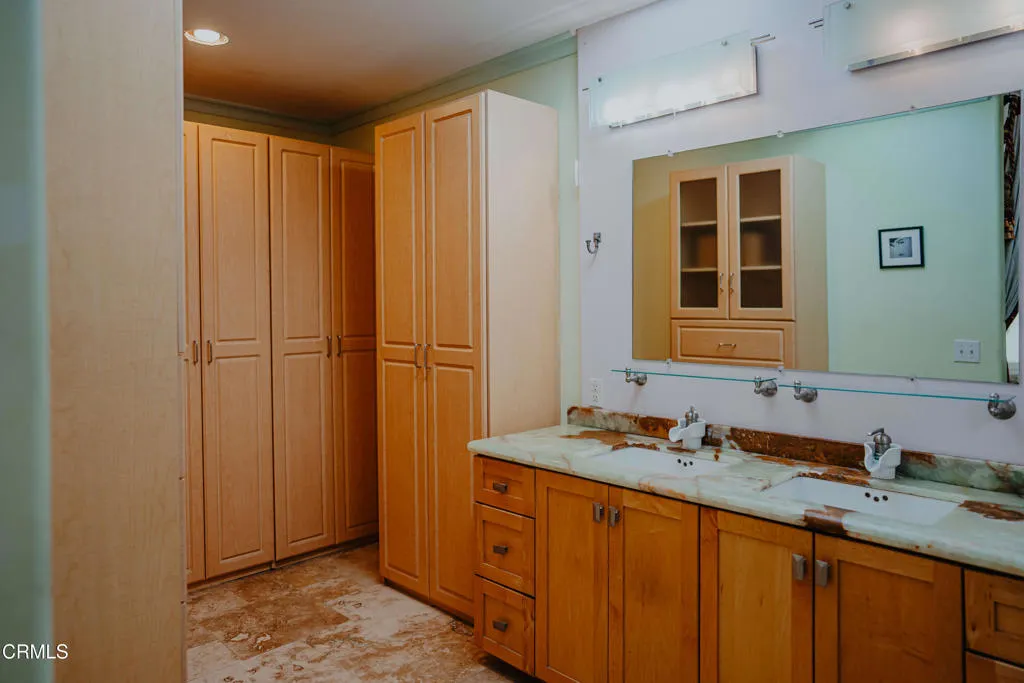 463 Master Dual Vanity & Closet Cabinetr