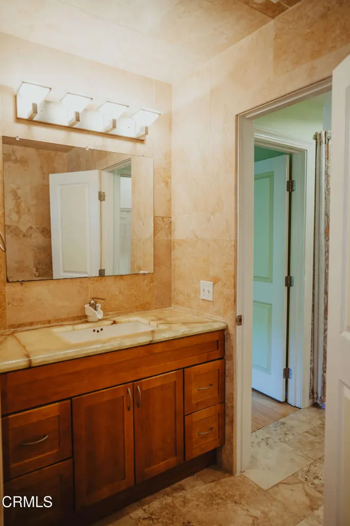 552 Bathroom 2 Near Door to Bedroom 2 43