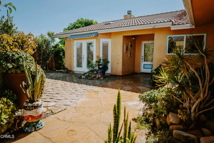 002 Front Courtyard Paver Patio off Dini