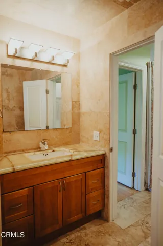 552 Bathroom 2 Near Door to Bedroom 2 43