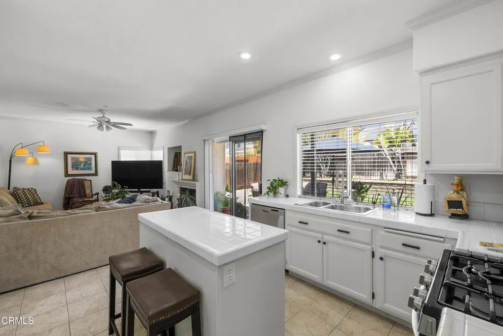 1522-carnation-16-family-room