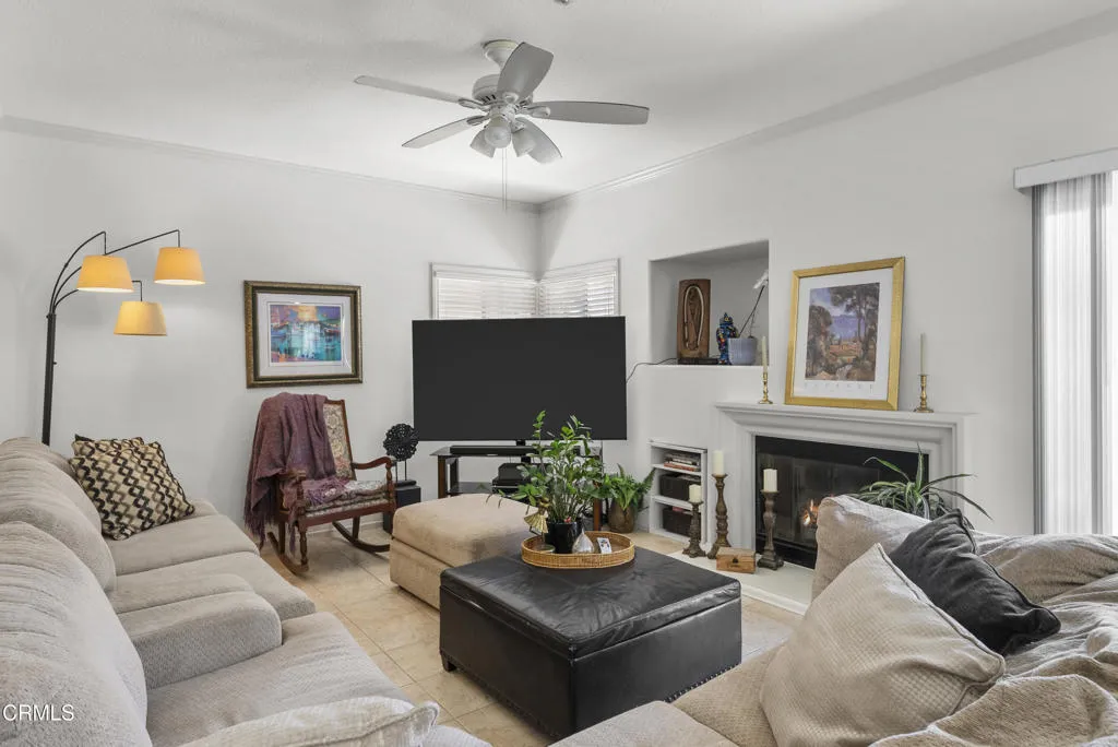 1522-carnation-14-family-room