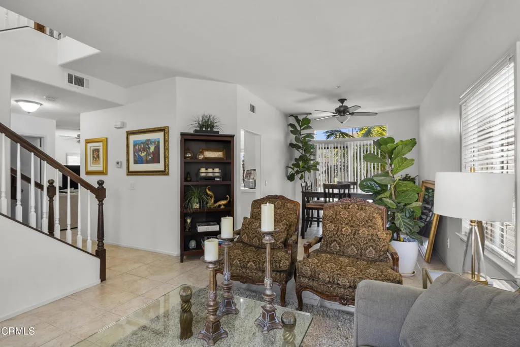 1522-carnation-03-living-room