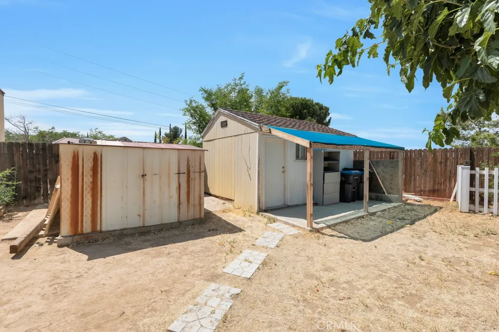Big shed / casita with porch and a extra 2nd metal shed.