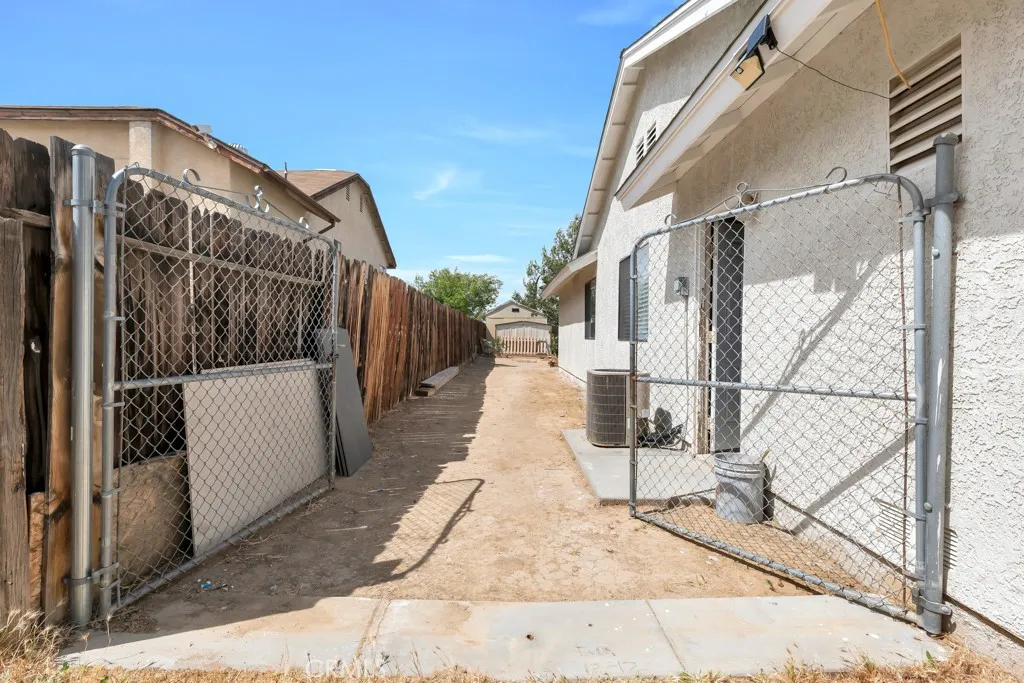 long access for vehicles to backyard