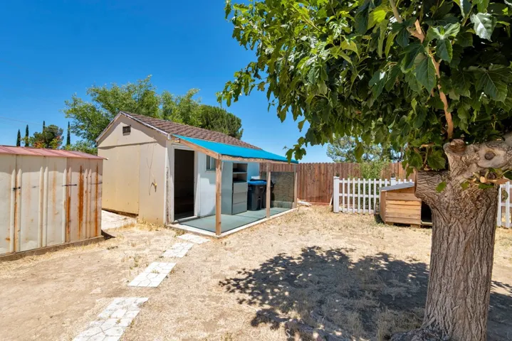 Big shed / casita with porch and a extra 2nd metal shed.
