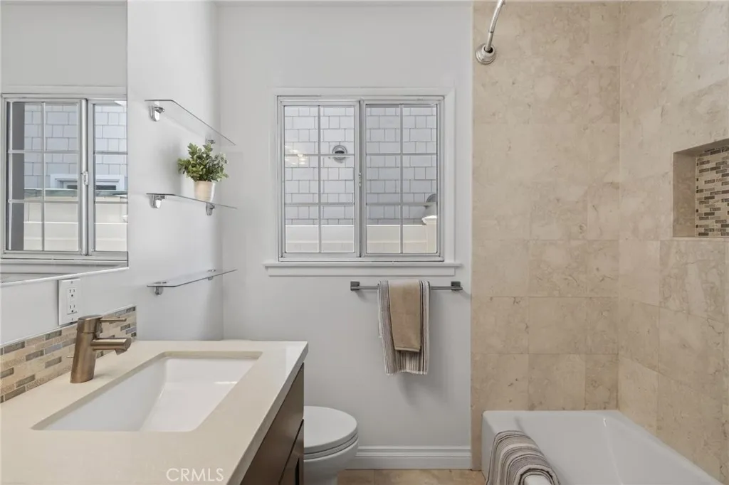 Bath #2 (en suite to bed #2)