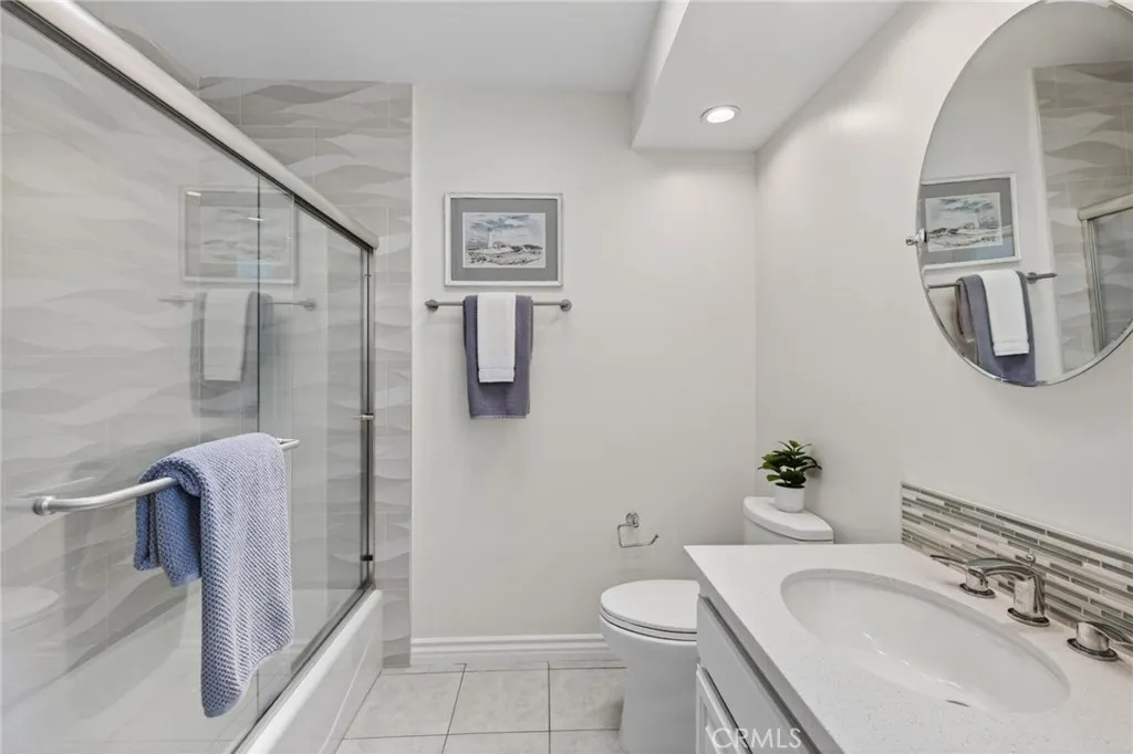 Bath #3 (en suite to bed #3)