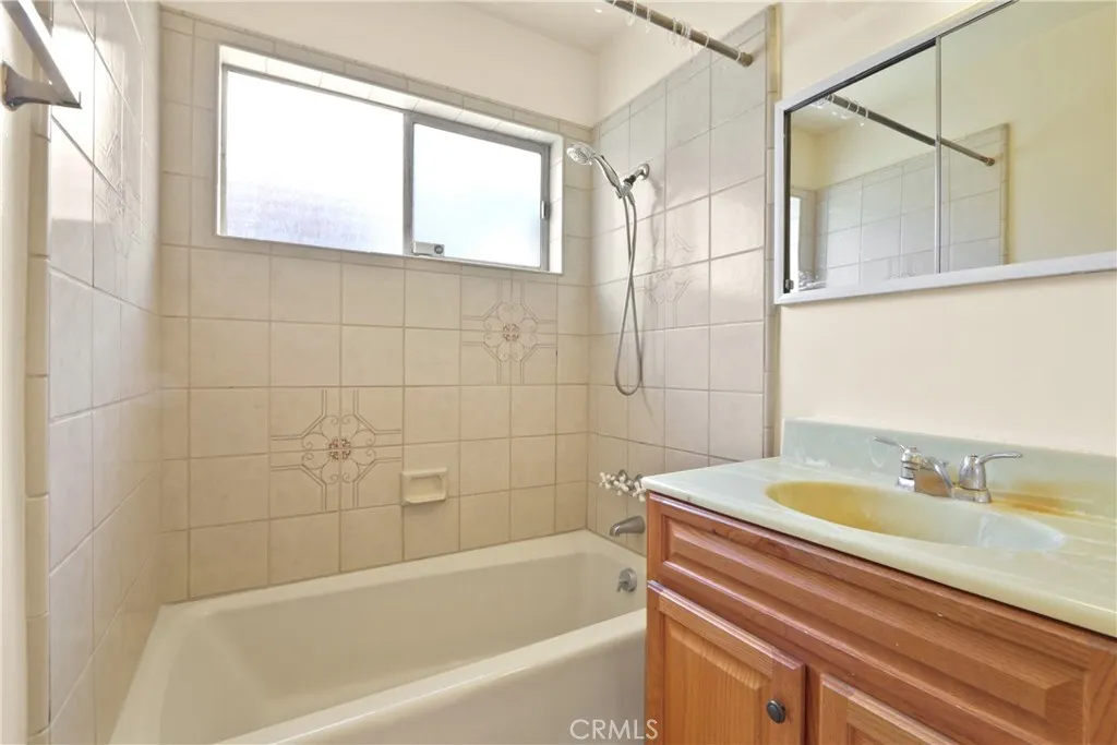 Main hall full bath
