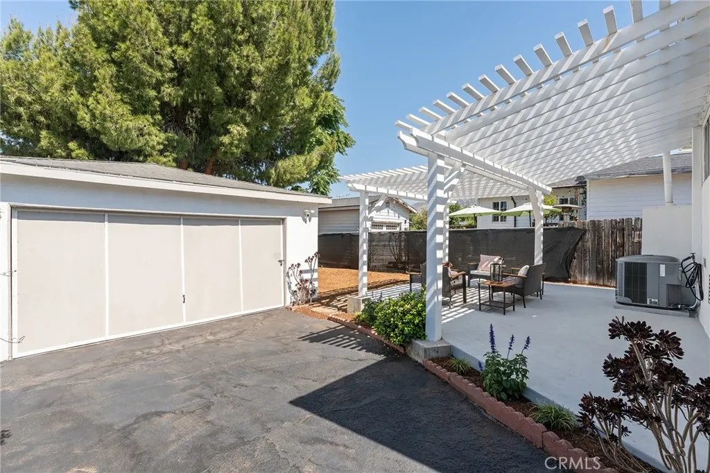 Detached 2-Car Garage