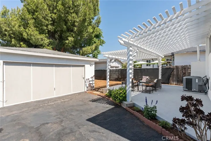 Detached 2-Car Garage