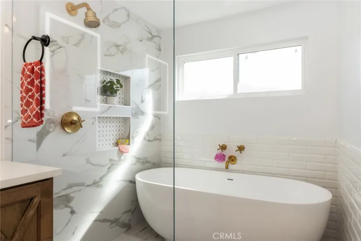 with soaking tub
