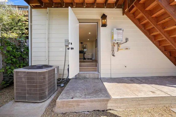 5765 Manila Ave, Oakland, California 94618