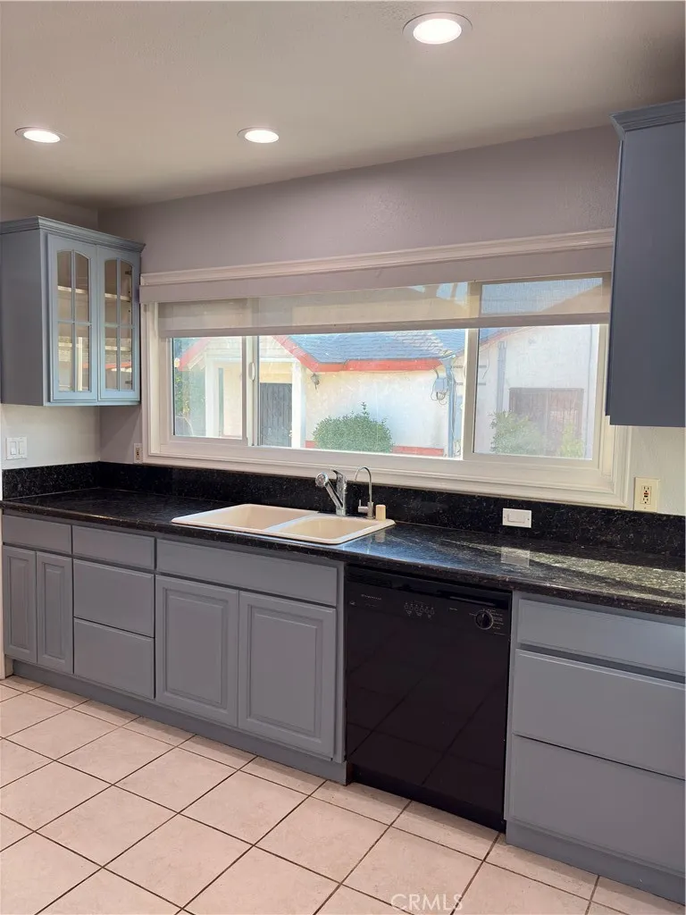 Bright and spaciaous kitchen area