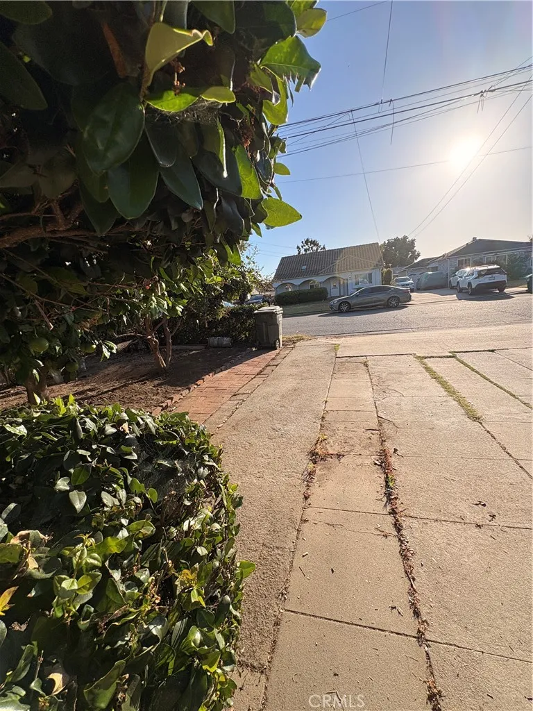 2 cars parking space at the front yard