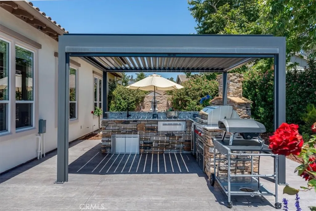 An Outdoor Kitchen to Fall in Love With