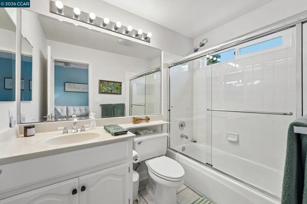 1st floor en-suite bath