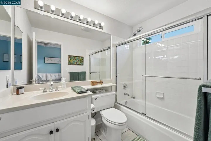 1st floor en-suite bath