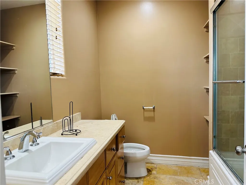 Master full bath with linen closet