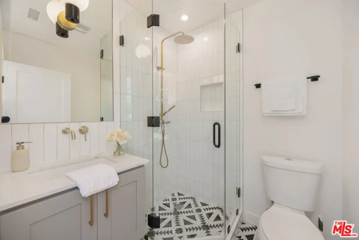 3953 S Victoria Avenue, Los Angeles, California 90008