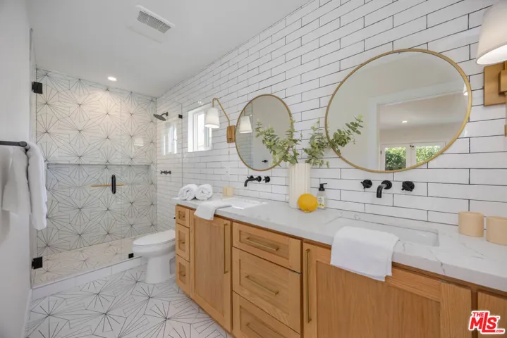 3953 S Victoria Avenue, Los Angeles, California 90008