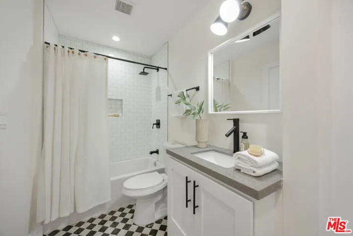 3953 S Victoria Avenue, Los Angeles, California 90008