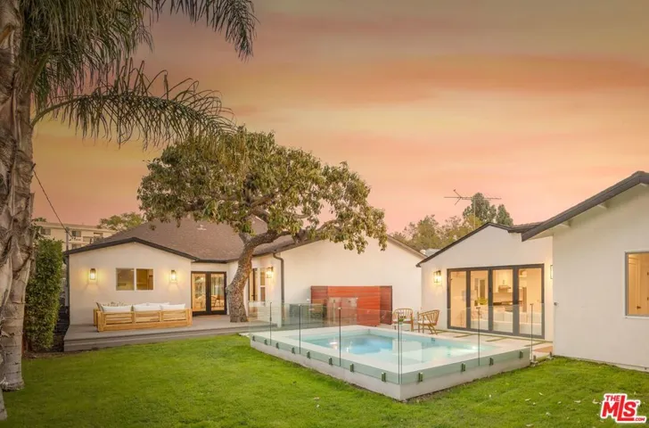 3953 S Victoria Avenue, Los Angeles, California 90008